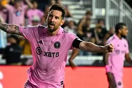 今年会-梅西攻破对手球门，巴萨登顶积分榜