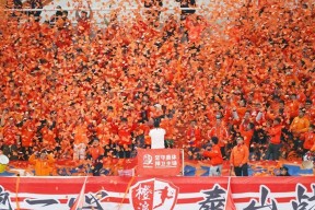 今年会平台-激情澎湃！现场观众为选手呐喊加油(激情澎湃!现场观众为选手呐喊加油视频)