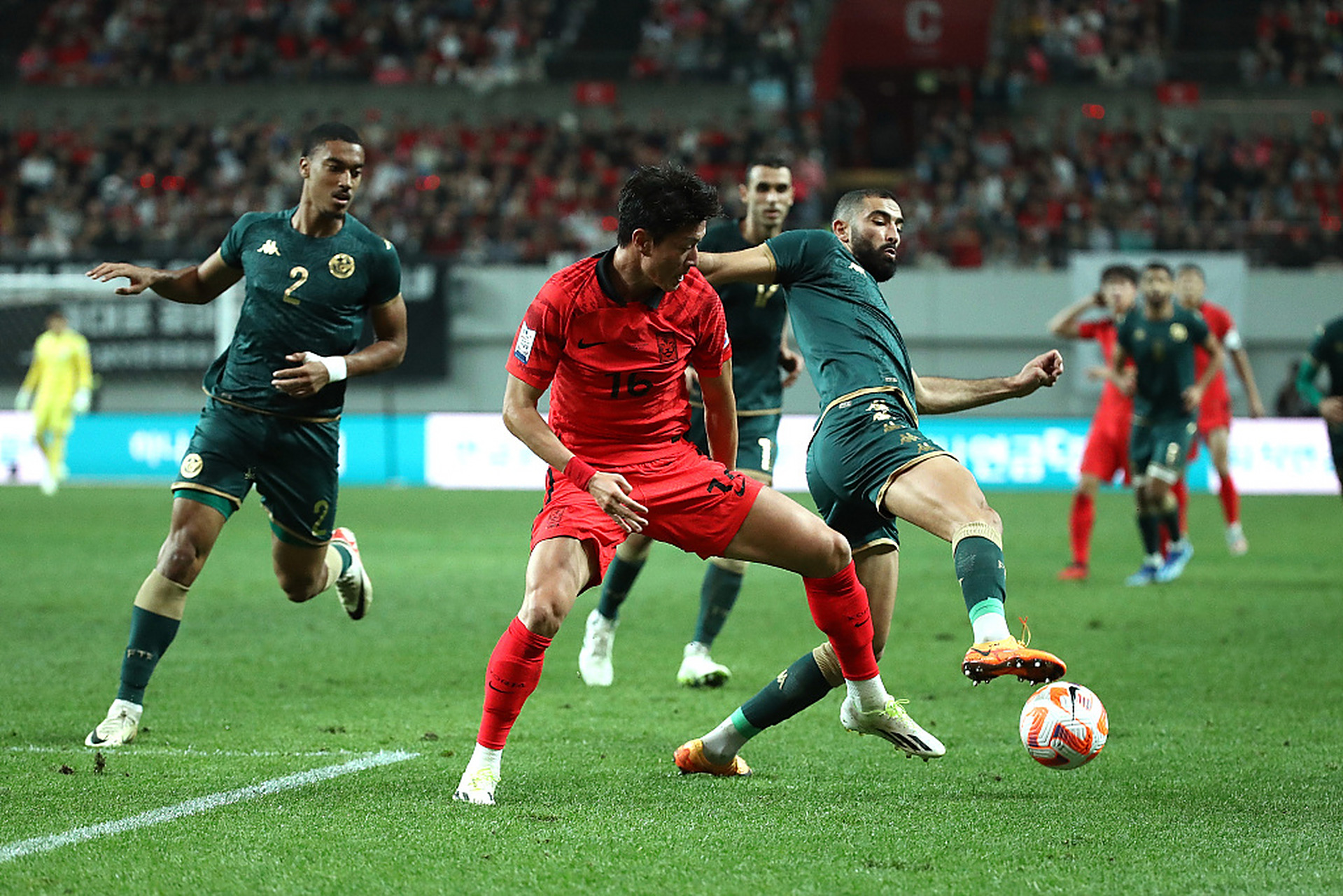 两支劲旅对决，火爆比赛引爆全场观众热情(mlb九局职棒劲旅对决)