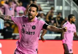 梅西攻破对手球门，巴萨登顶积分榜