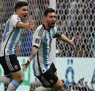 梅西攻破对手球门，巴萨登顶积分榜