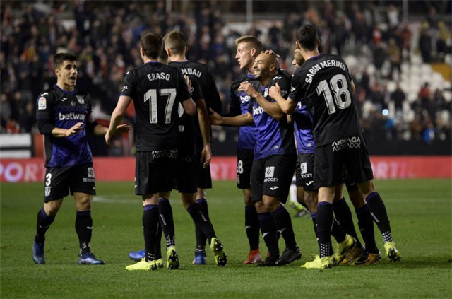 关于摩纳哥客场逼平尼斯，保持不败纪录的信息